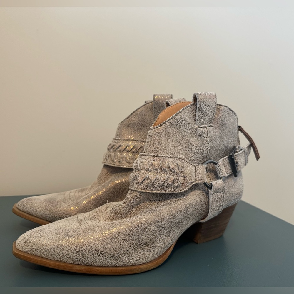 Dingo Dusty Gold Size 8 bootie